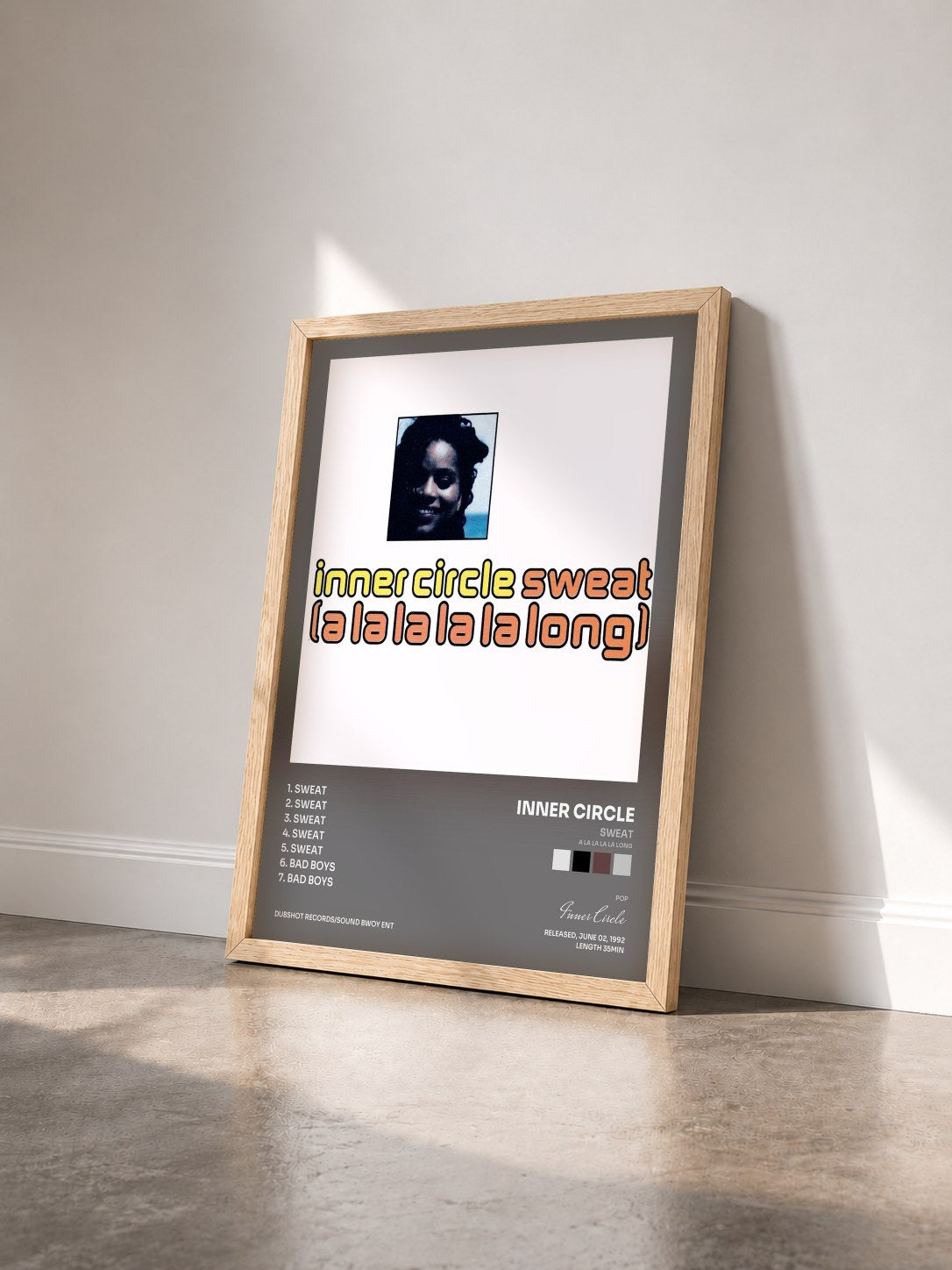 #bois Tableau de l'album Sweat (A La La La La Long) de Inner Circle vu de trois quarts, cadre en bois brut