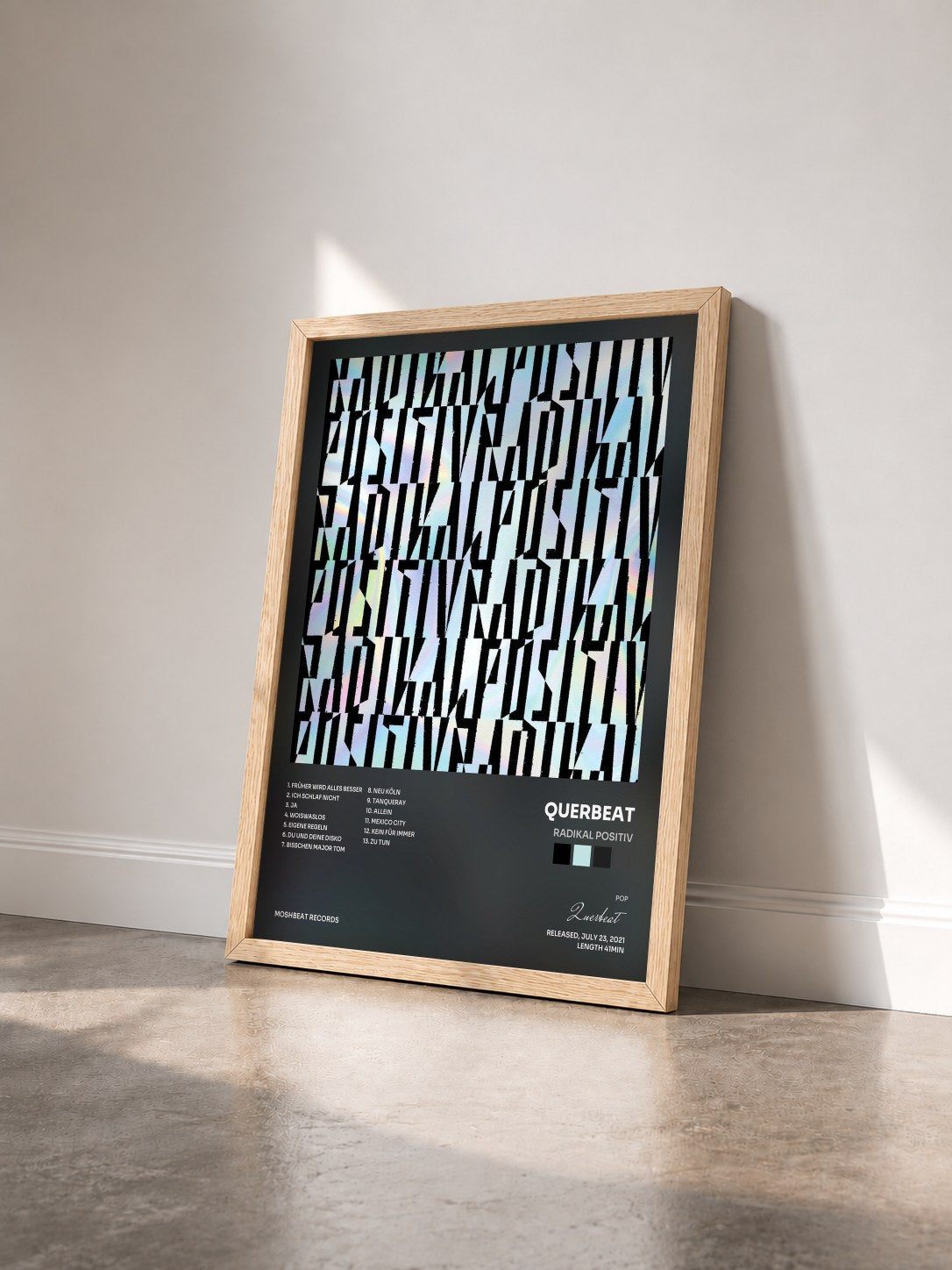 #bois Tableau de l'album Radikal Positiv de Querbeat vu de trois quarts, cadre en bois brut