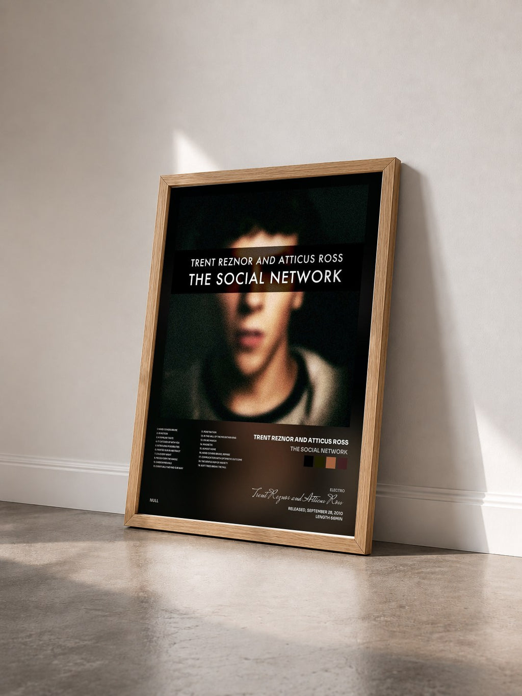 #bois Tableau de l'album The Social Network de Trent Reznor and Atticus Ross vu de trois quarts, cadre en bois brut