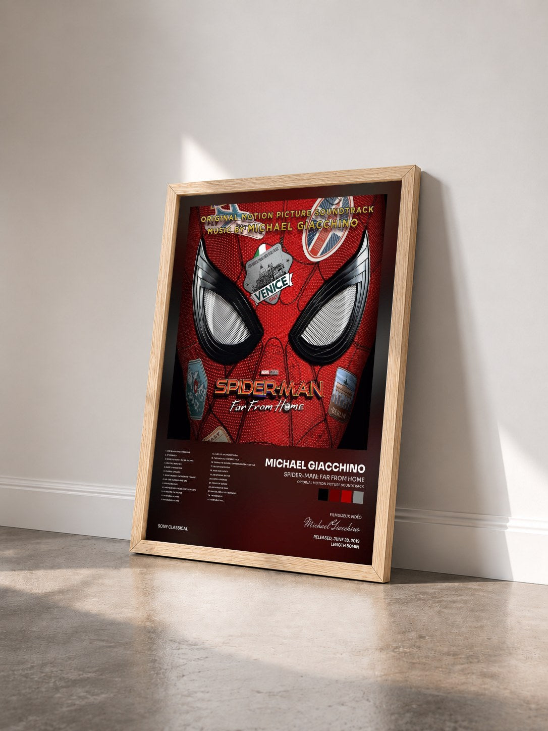 #bois Tableau de l'album Spider-Man: Far from Home (Original Motion Picture Soundtrack) de Michael Giacchino vu de trois quarts, cadre en bois brut