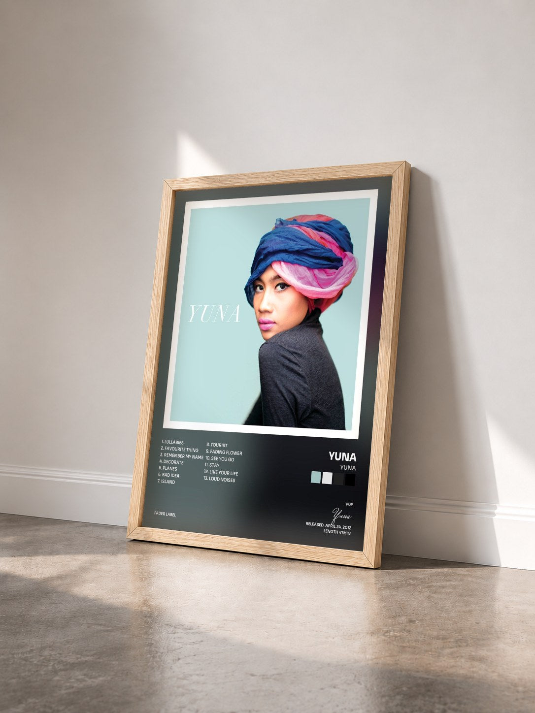#bois Tableau de l'album Yuna de Yuna vu de trois quarts, cadre en bois brut