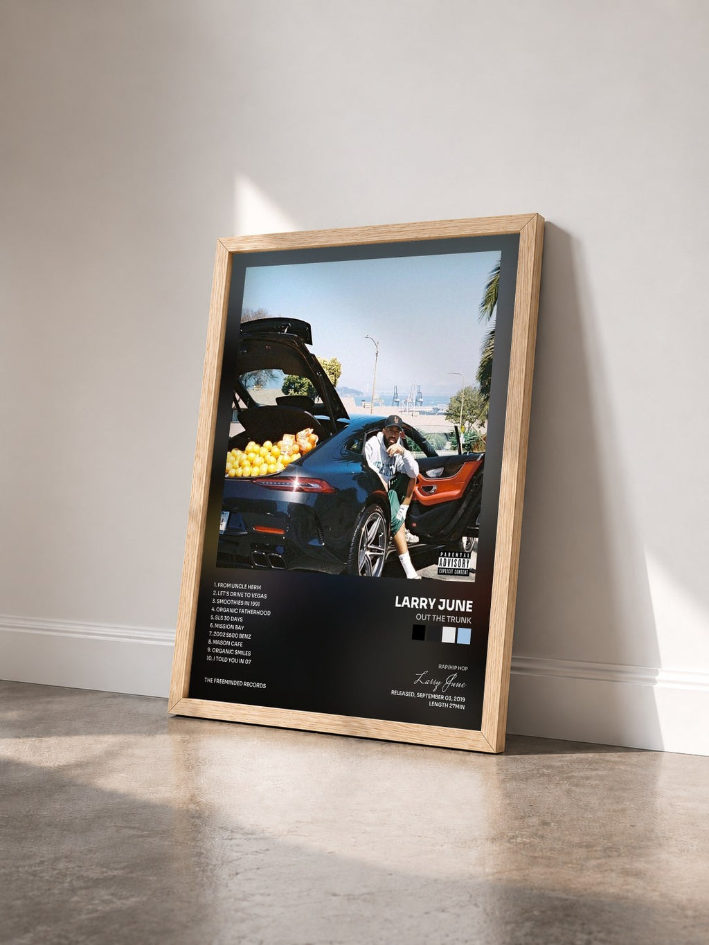 #bois Tableau de l'album Out The Trunk de Larry June vu de trois quarts, cadre en bois brut