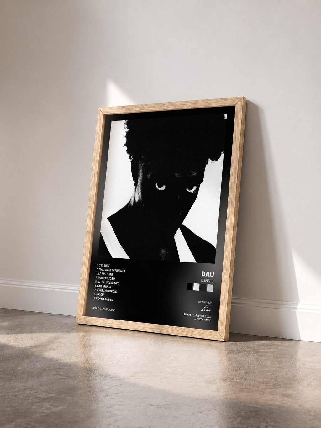 #bois Tableau de l'album DENNIS de Dau vu de trois quarts, cadre en bois brut