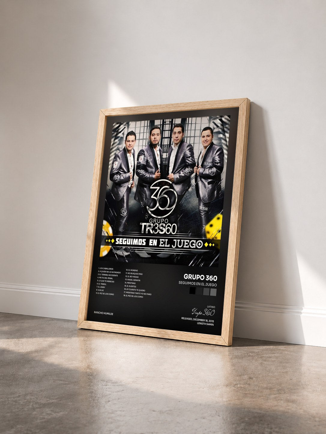 #bois Tableau de l'album Seguimos En El Juego de Grupo 360 vu de trois quarts, cadre en bois brut