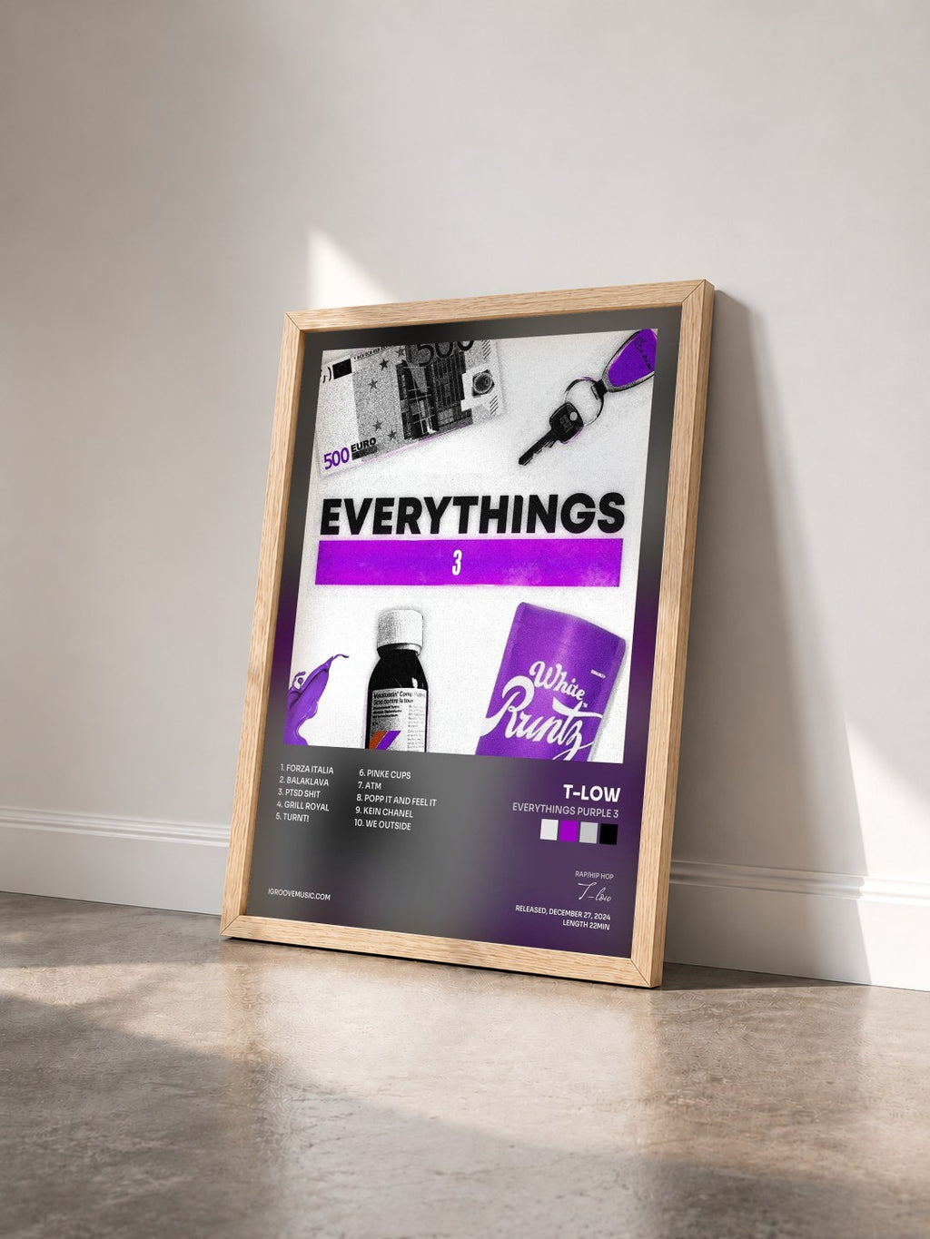 #bois Tableau de l'album EVERYTHINGS PURPLE 3 de T-low vu de trois quarts, cadre en bois brut