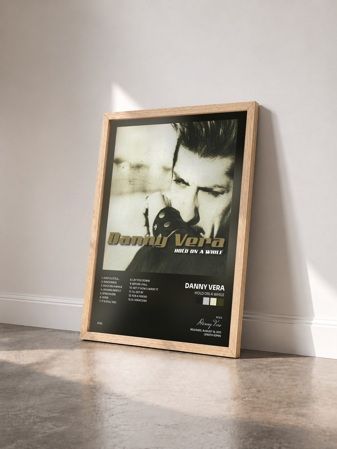#bois Tableau de l'album Hold on a While de Danny Vera vu de trois quarts, cadre en bois brut
