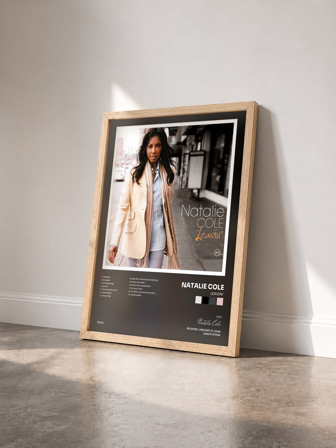 #bois Tableau de l'album Leavin' de Natalie Cole vu de trois quarts, cadre en bois brut