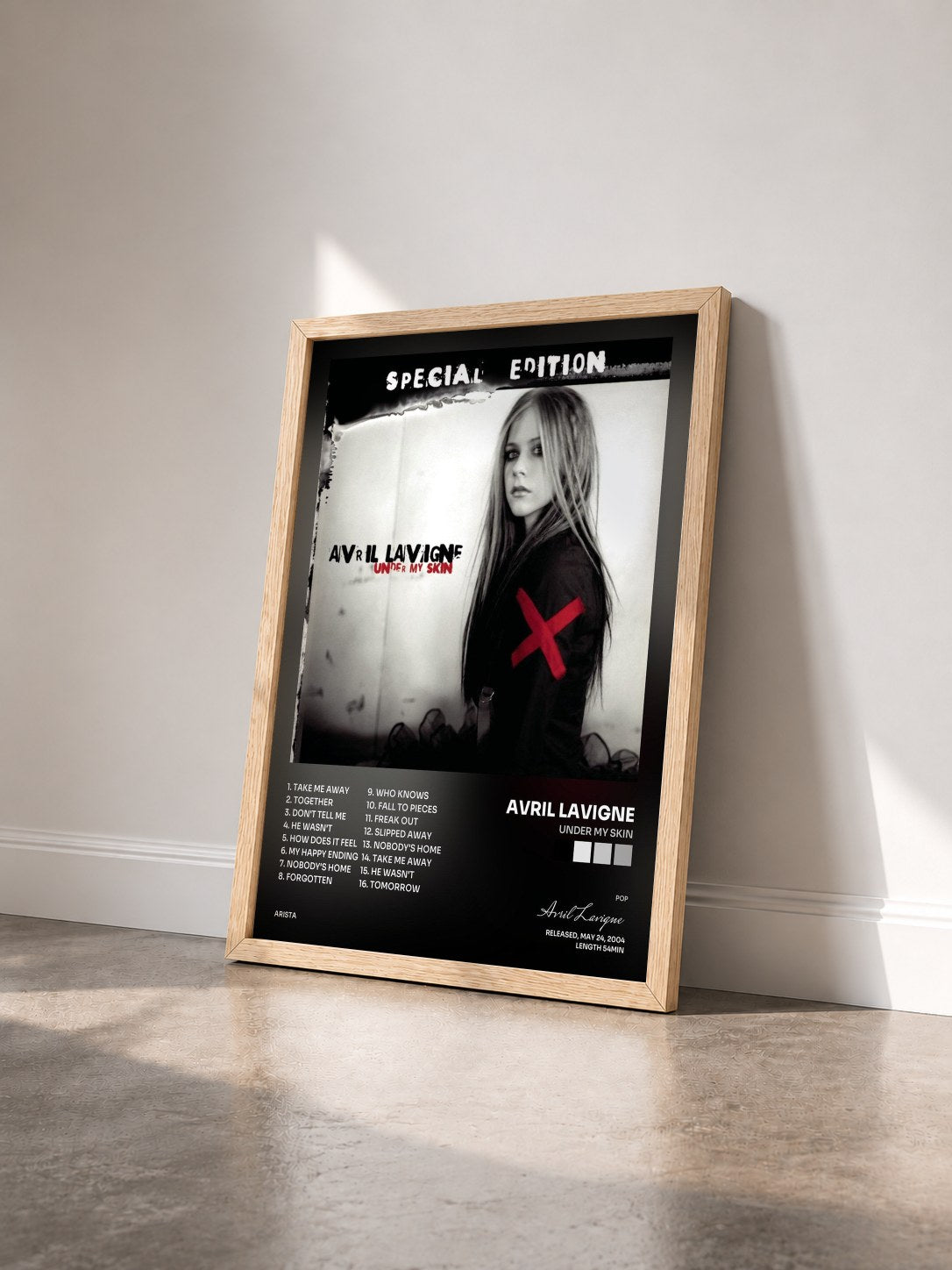 #bois Tableau de l'album Under My Skin de Avril Lavigne vu de trois quarts, cadre en bois brut