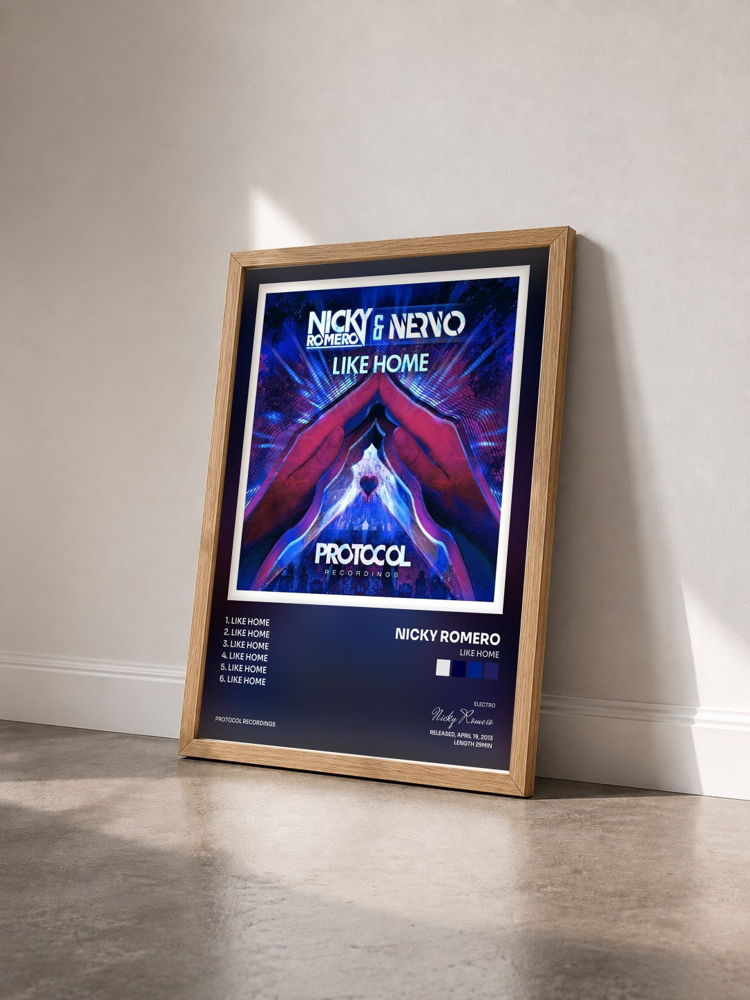 #bois Tableau de l'album Like Home de Nicky Romero vu de trois quarts, cadre en bois brut