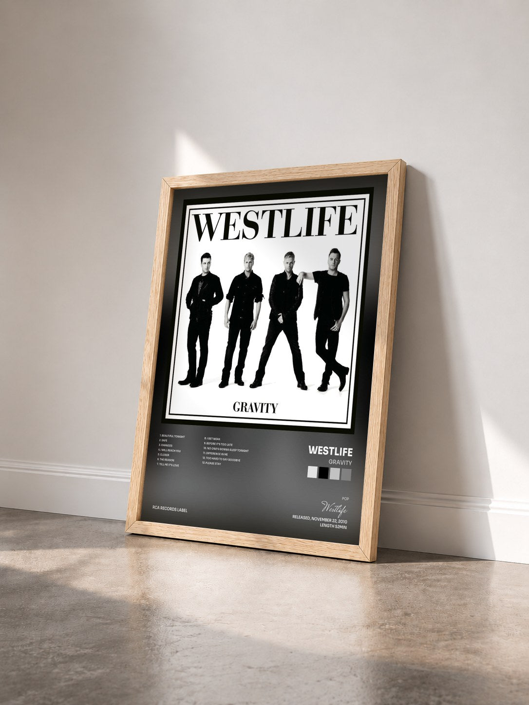 #bois Tableau de l'album Gravity de Westlife vu de trois quarts, cadre en bois brut