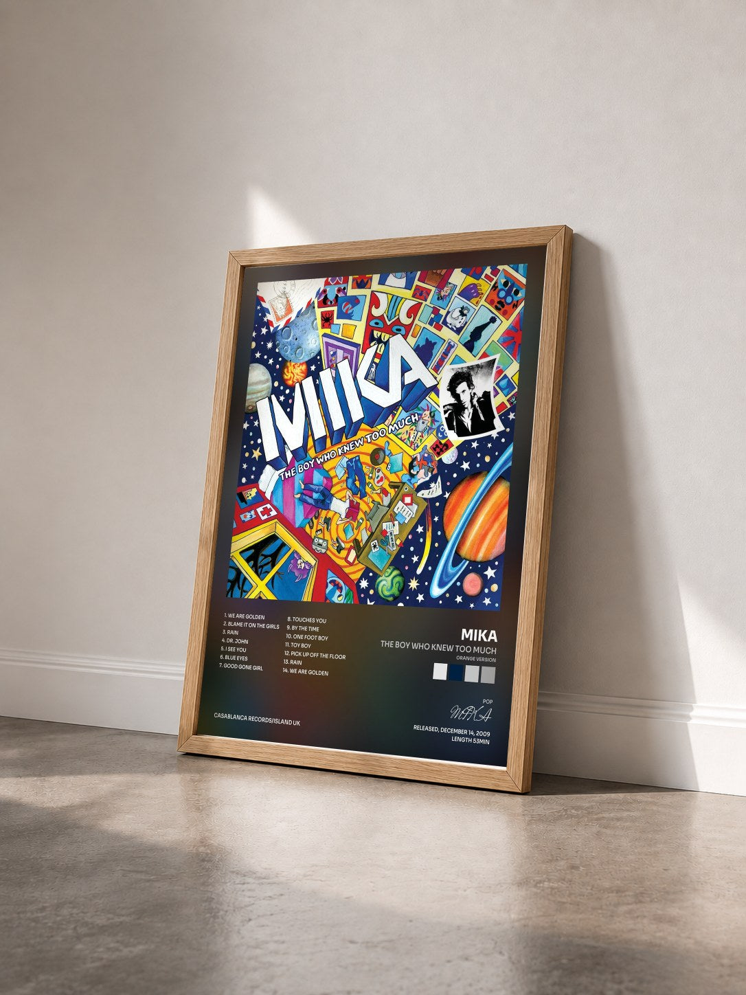 #bois Tableau de l'album The Boy Who Knew Too Much (Orange Version) de MIKA vu de trois quarts, cadre en bois brut