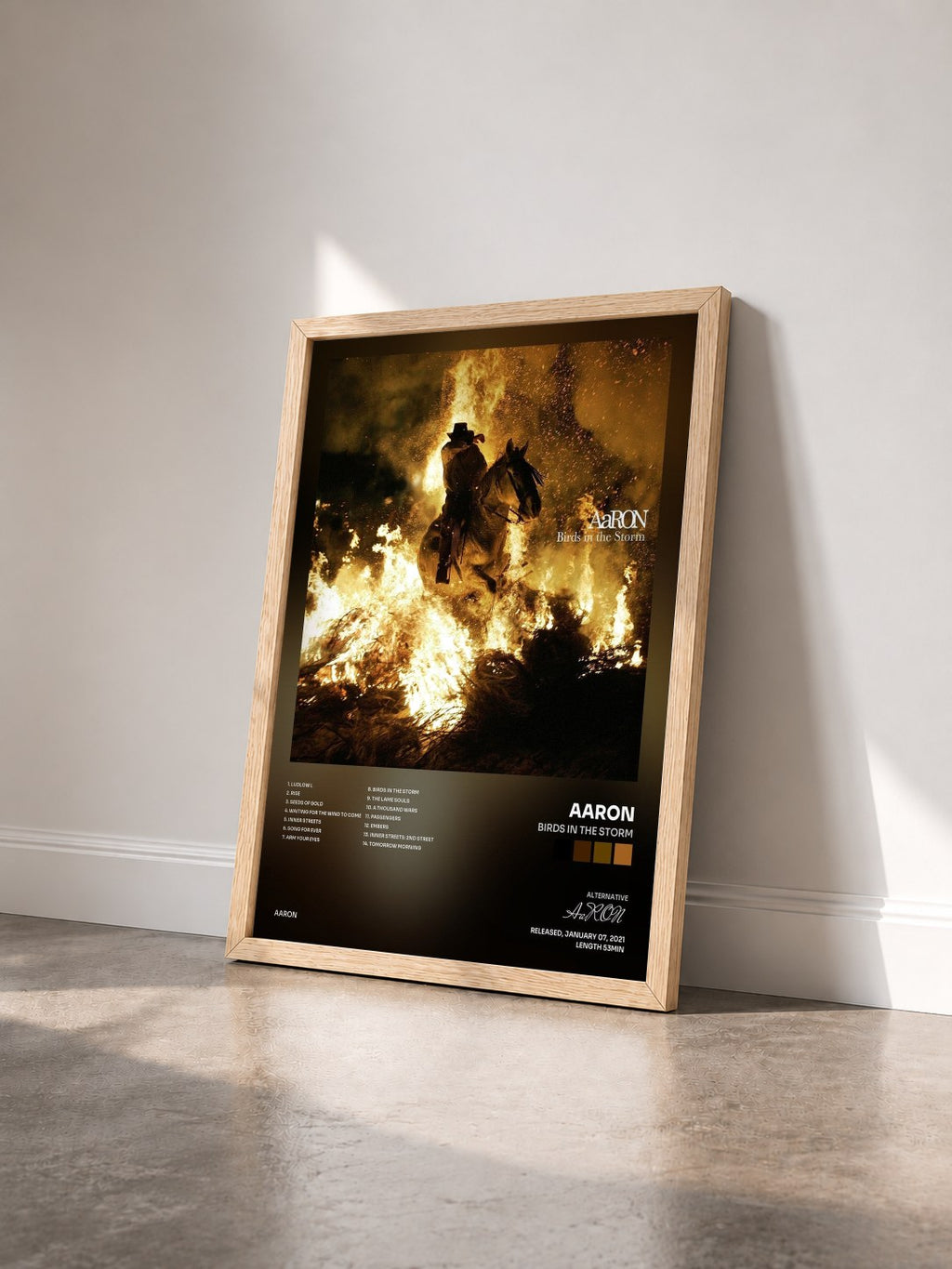 #bois Tableau de l'album Birds in the Storm de AaRON vu de trois quarts, cadre en bois brut