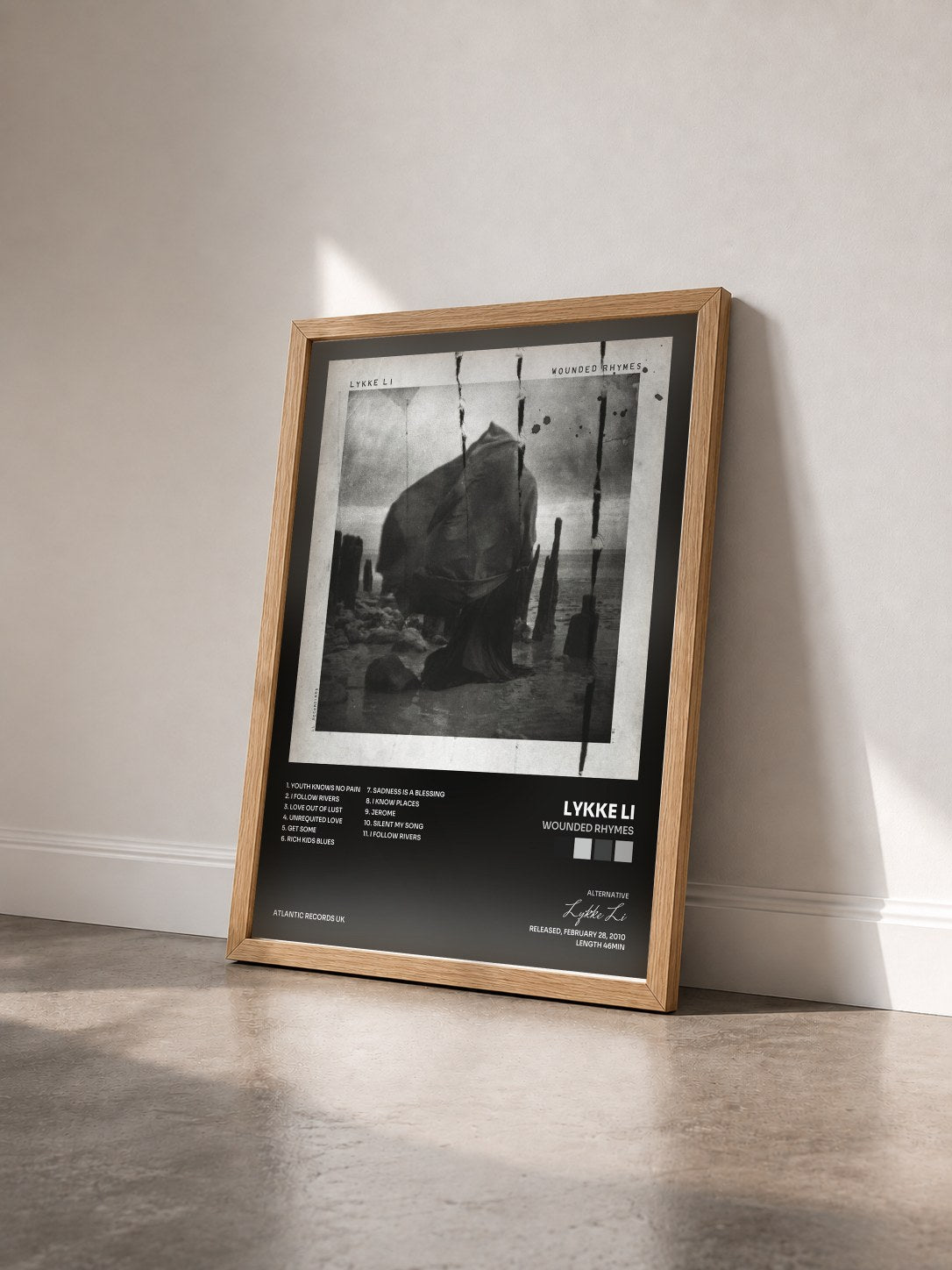 #bois Tableau de l'album Wounded Rhymes de Lykke Li vu de trois quarts, cadre en bois brut