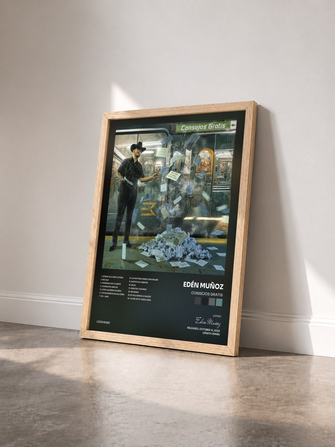 #bois Tableau de l'album Consejos Gratis de Edén Muñoz vu de trois quarts, cadre en bois brut