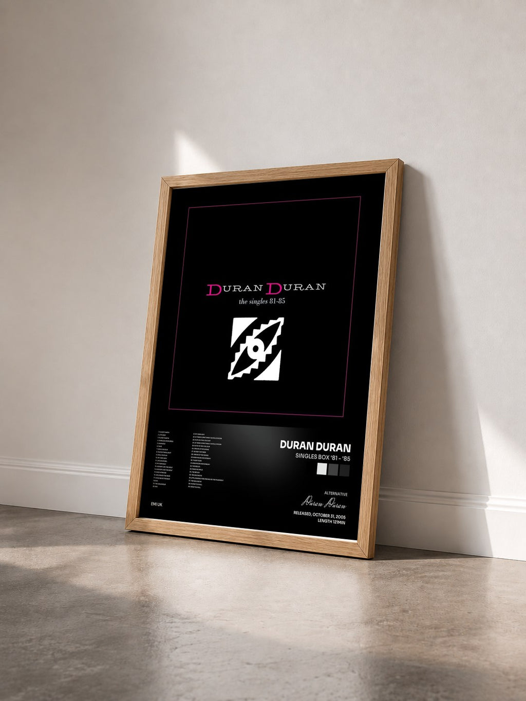 #bois Tableau de l'album Singles Box '81 - '85 de Duran Duran vu de trois quarts, cadre en bois brut