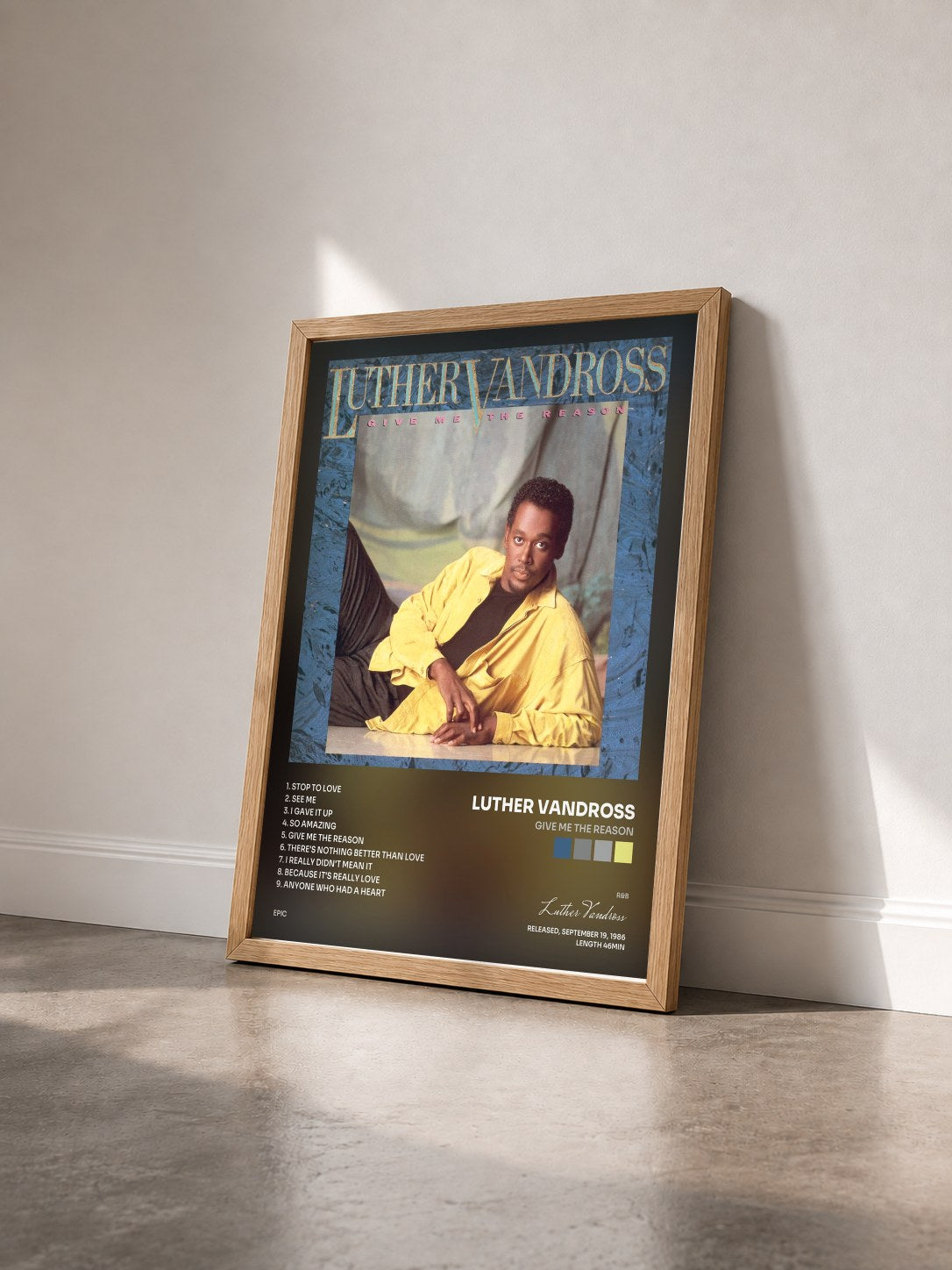 #bois Tableau de l'album Give Me The Reason de Luther Vandross vu de trois quarts, cadre en bois brut