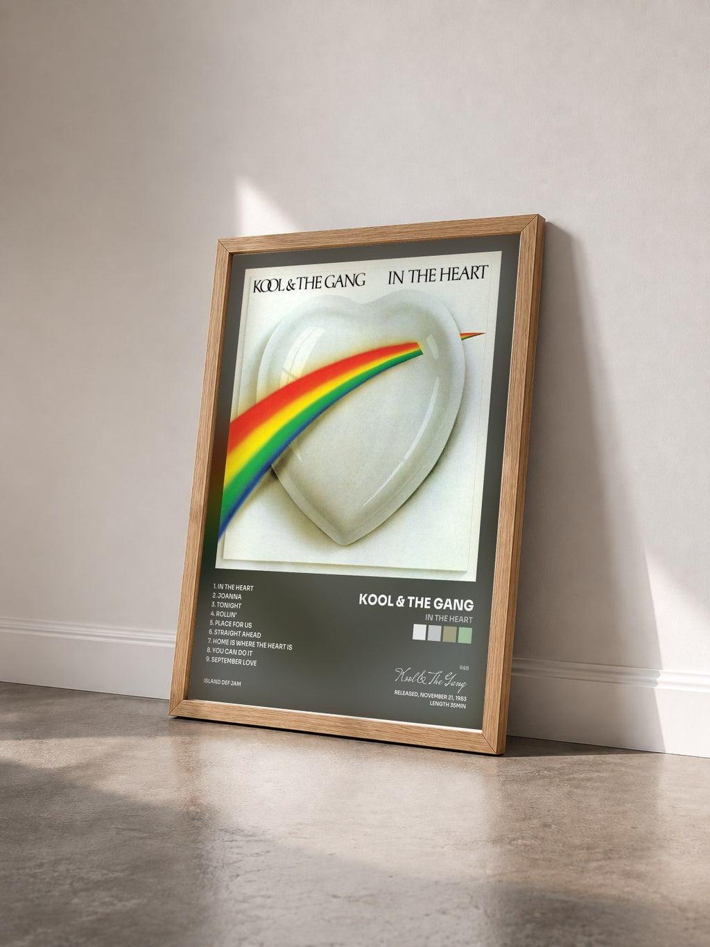 #bois Tableau de l'album In The Heart de Kool & The Gang vu de trois quarts, cadre en bois brut