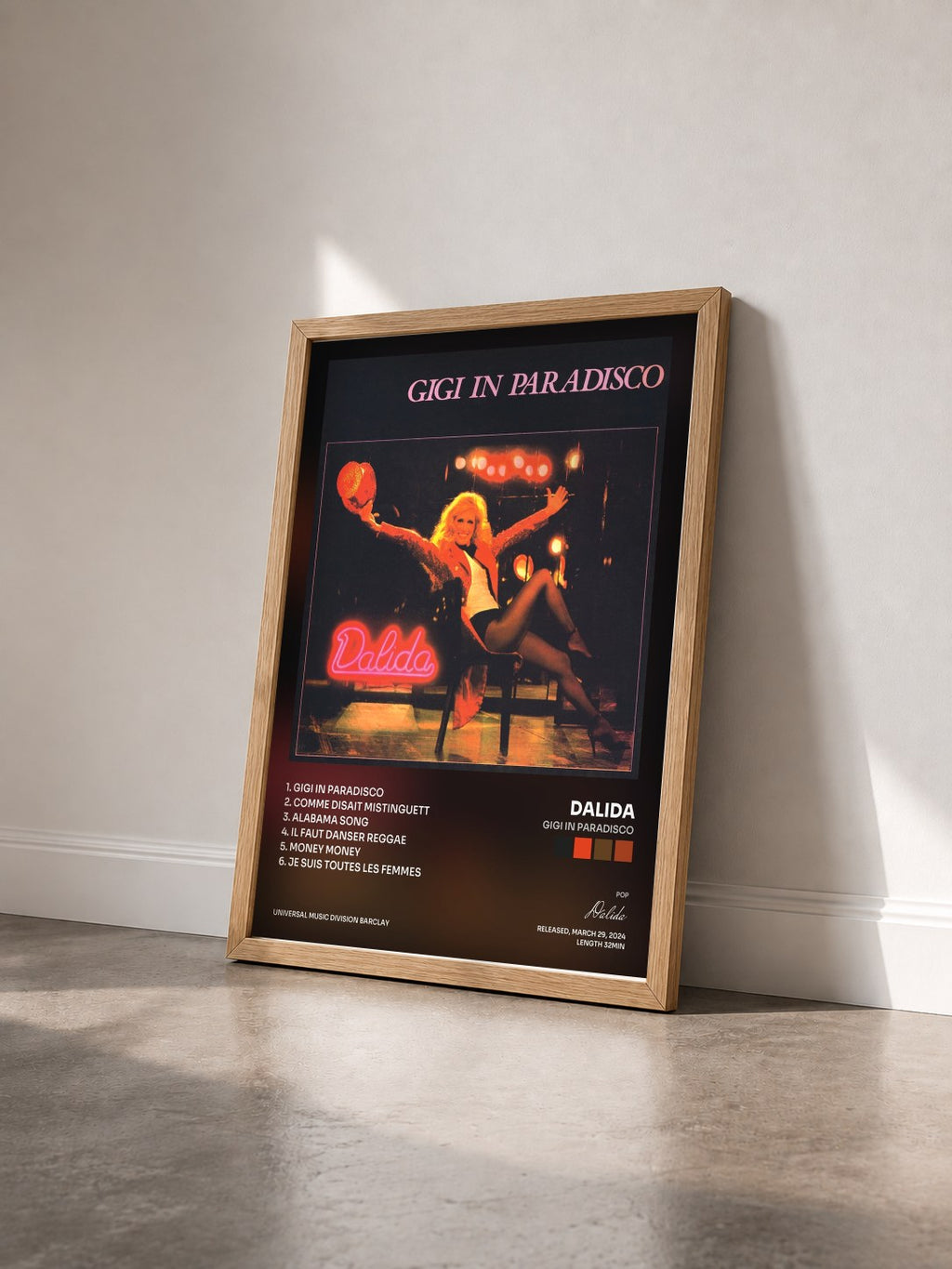 #bois Tableau de l'album Gigi In Paradisco de Dalida vu de trois quarts, cadre en bois brut