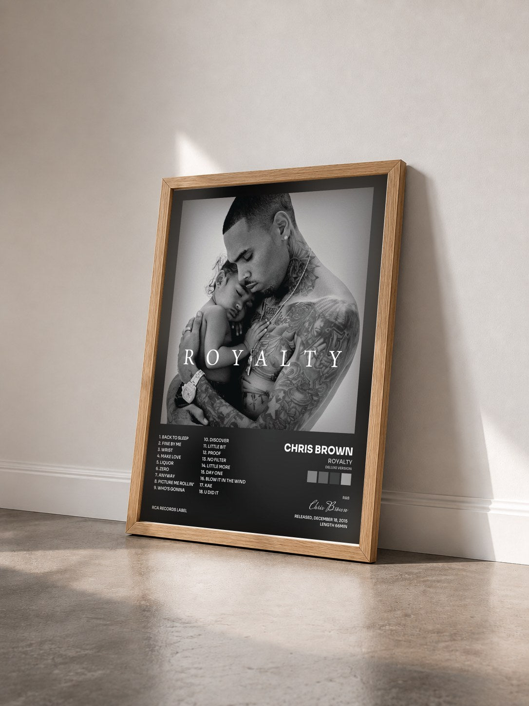 #bois Tableau de l'album Royalty (Deluxe Version) de Chris Brown vu de trois quarts, cadre en bois brut