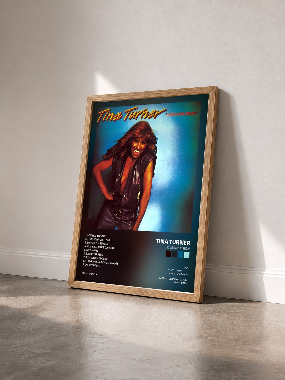 #bois Tableau de l'album Love Explosion de Tina Turner vu de trois quarts, cadre en bois brut