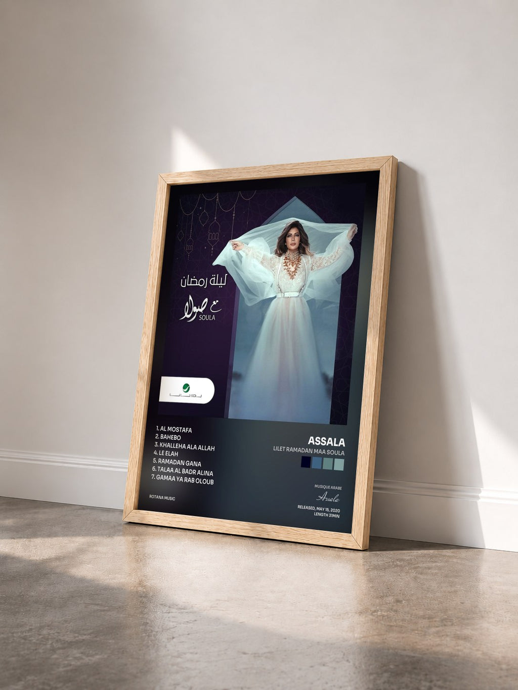#bois Tableau de l'album Lilet Ramadan Maa Soula de Assala vu de trois quarts, cadre en bois brut