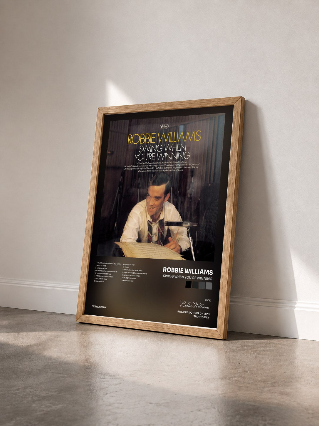 #bois Tableau de l'album Swing When You're Winning de Robbie Williams vu de trois quarts, cadre en bois brut