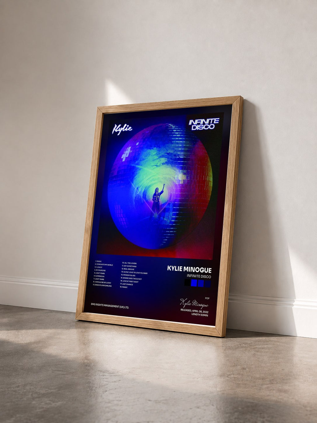 #bois Tableau de l'album Infinite Disco de Kylie Minogue vu de trois quarts, cadre en bois brut