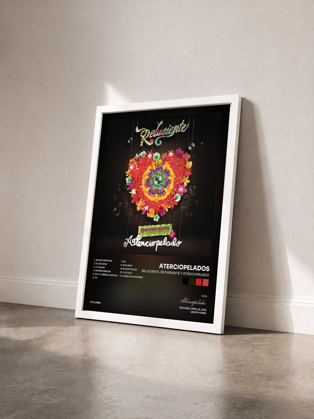 #blanc Tableau de l'album Reluciente, Rechinante y Aterciopelado de Aterciopelados vu de trois quarts, cadre blanc