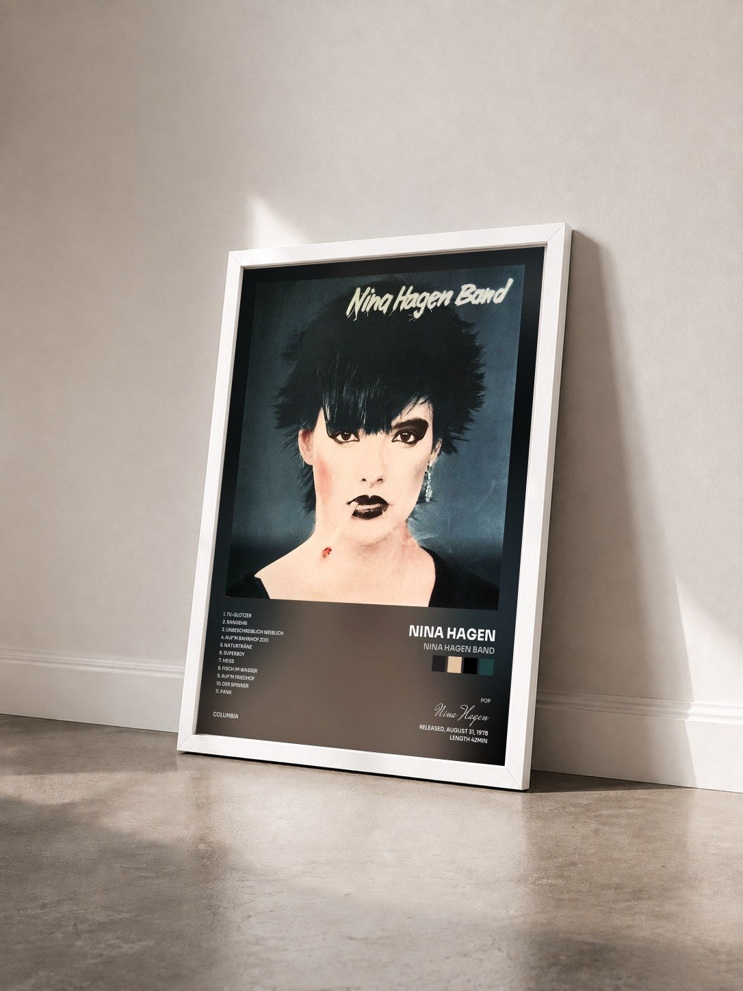 #blanc Tableau de l'album Nina Hagen Band de Nina Hagen vu de trois quarts, cadre blanc