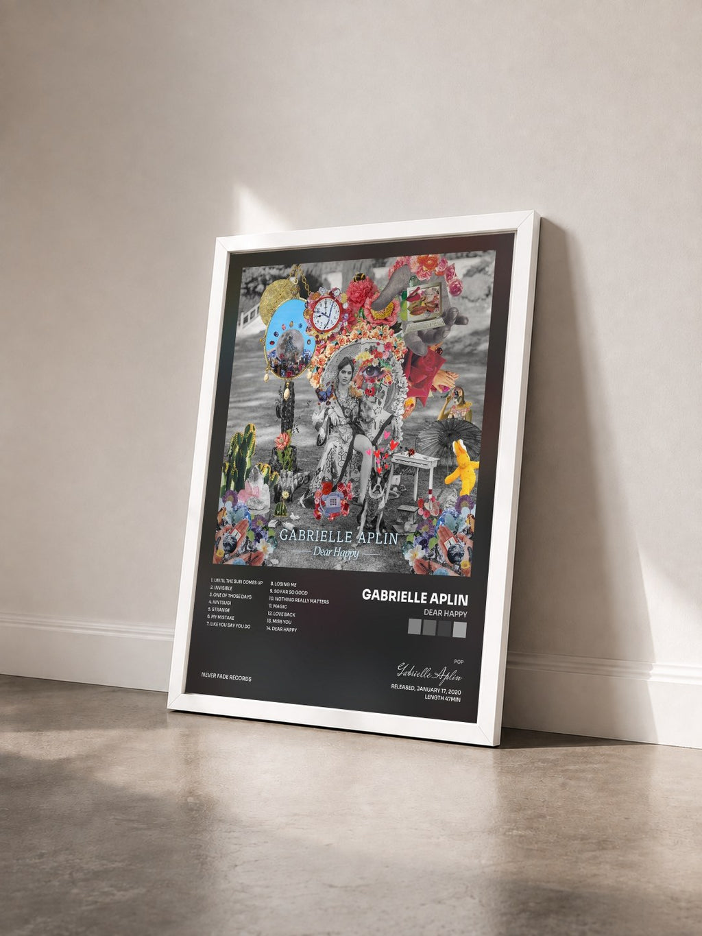#blanc Tableau de l'album Dear Happy de Gabrielle Aplin vu de trois quarts, cadre blanc