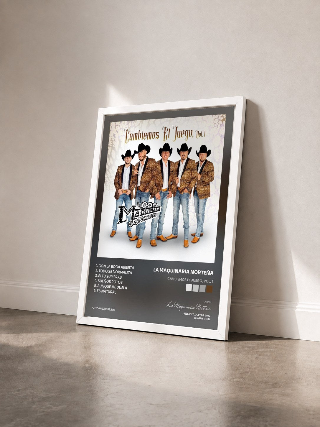 #blanc Tableau de l'album Cambiemos el Juego, Vol. 1 de La Maquinaria Norteña vu de trois quarts, cadre blanc