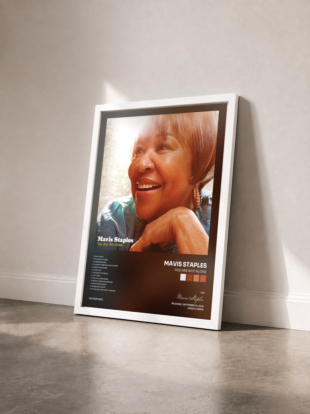 #blanc Tableau de l'album You Are Not Alone de Mavis Staples vu de trois quarts, cadre blanc