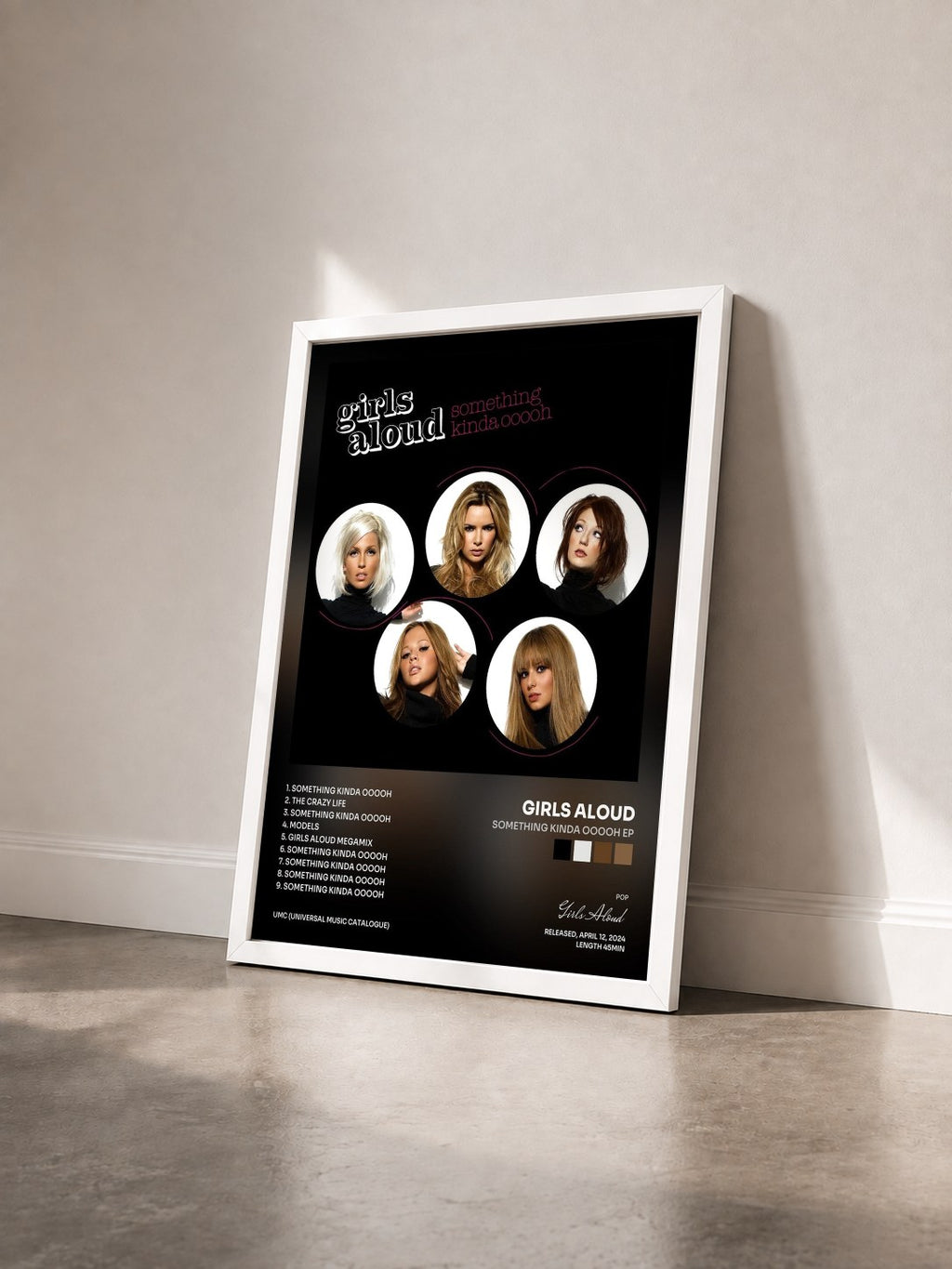 #blanc Tableau de l'album Something Kinda Ooooh EP de Girls Aloud vu de trois quarts, cadre blanc