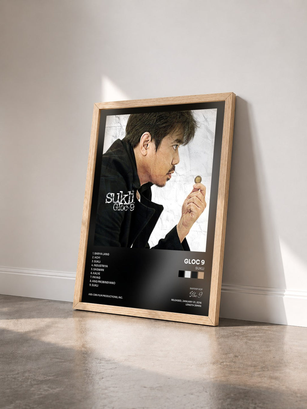 #bois Tableau de l'album Sukli de Gloc 9 vu de trois quarts, cadre en bois brut