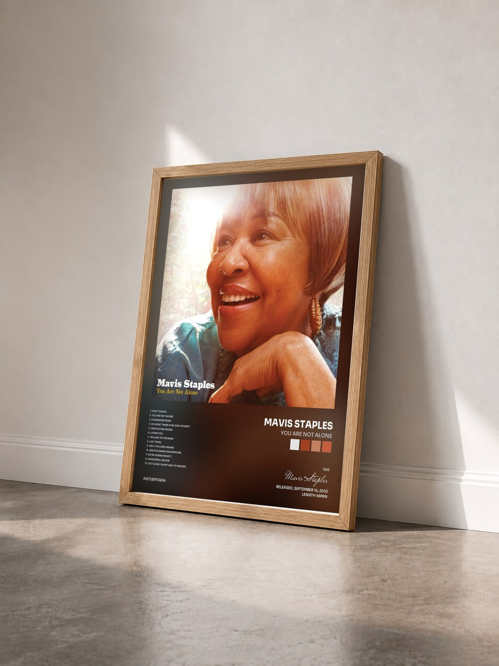 #bois Tableau de l'album You Are Not Alone de Mavis Staples vu de trois quarts, cadre en bois brut