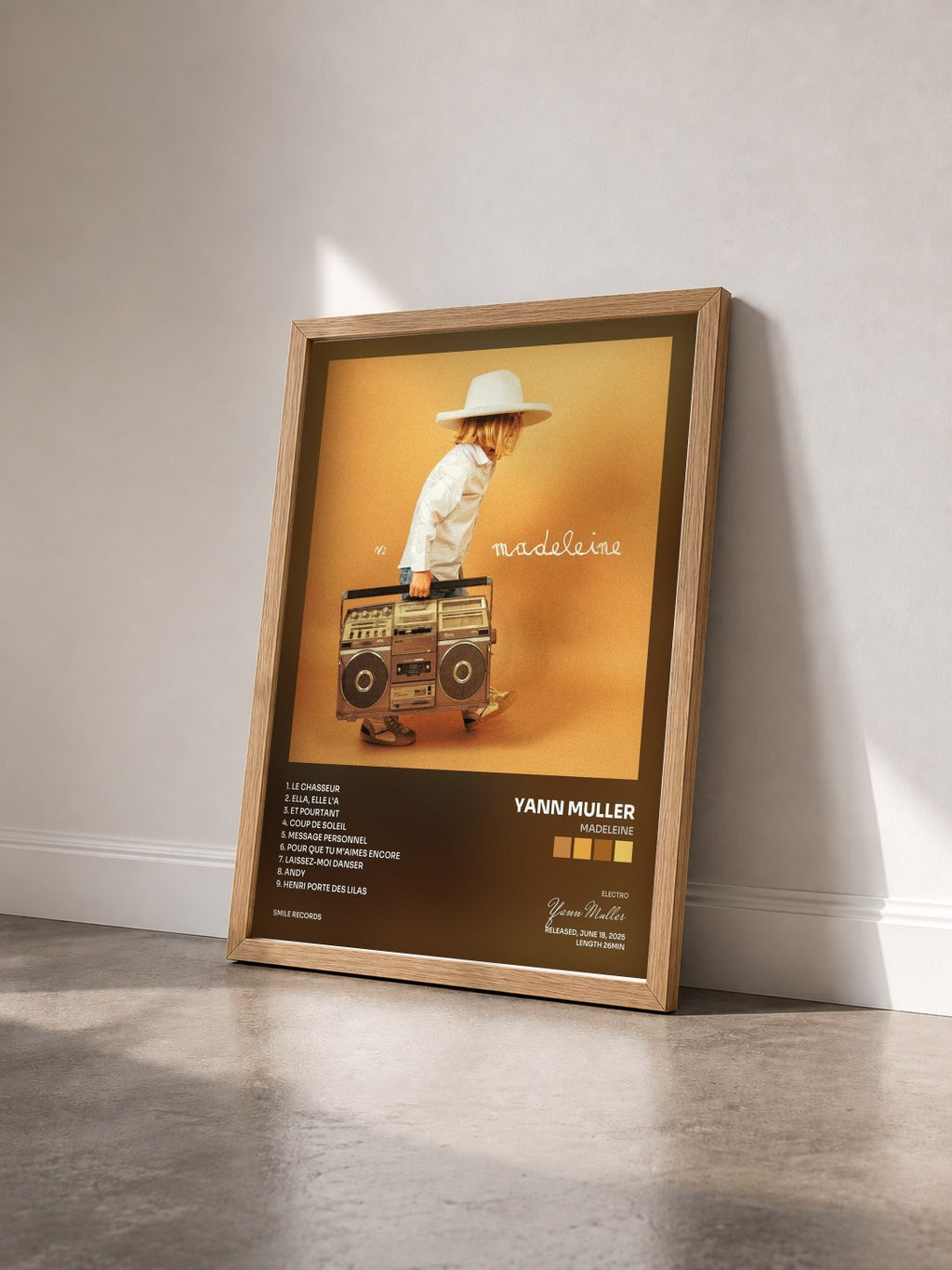 #bois Tableau de l'album Madeleine de Yann Muller vu de trois quarts, cadre en bois brut