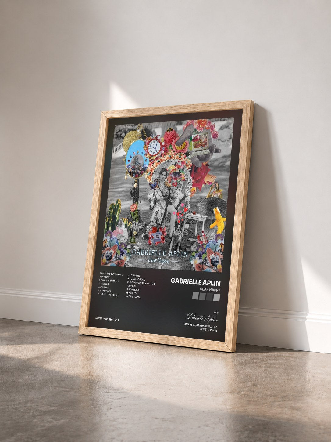 #bois Tableau de l'album Dear Happy de Gabrielle Aplin vu de trois quarts, cadre en bois brut