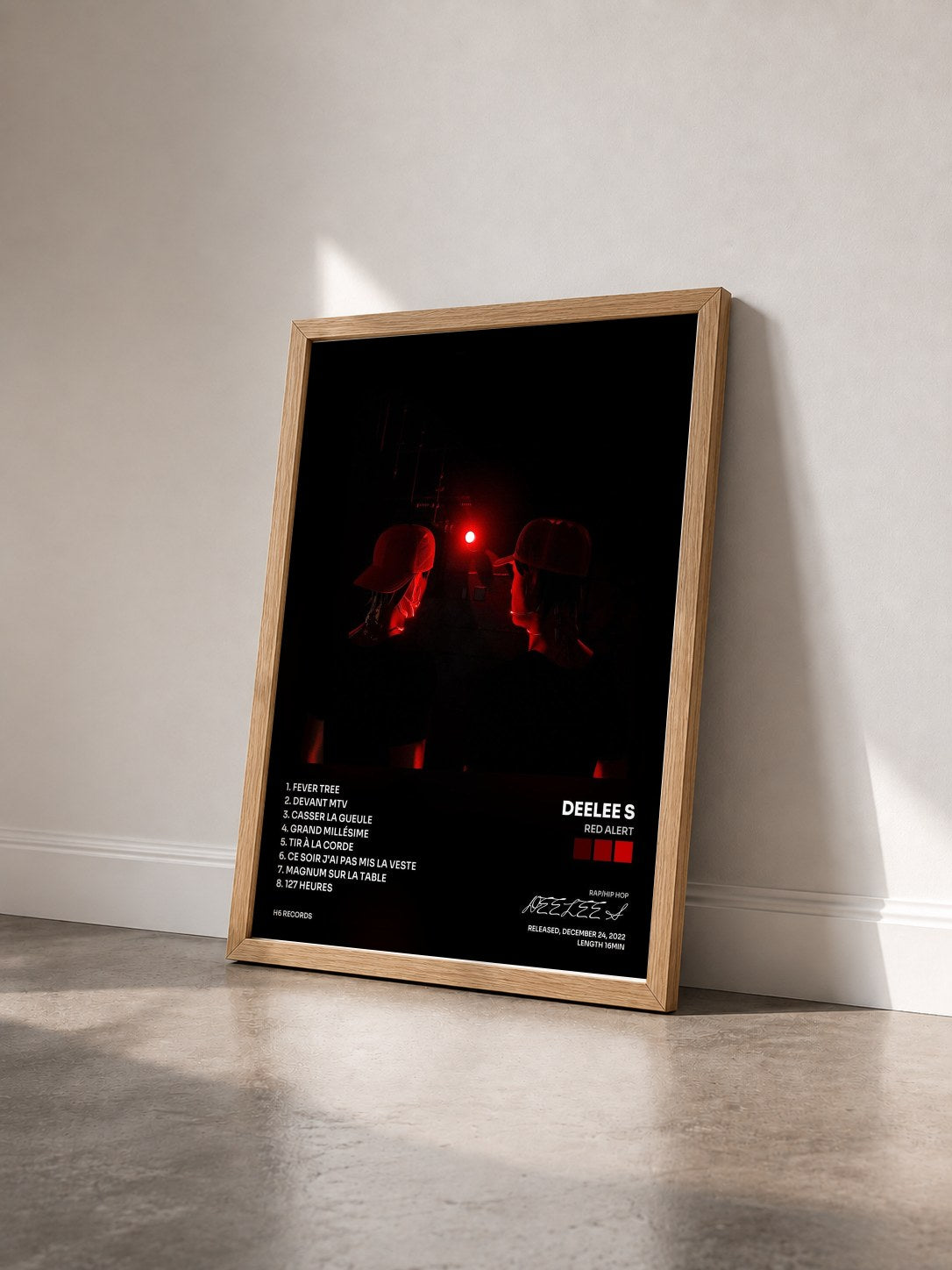 #bois Tableau de l'album RED ALERT de DEELEE S vu de trois quarts, cadre en bois brut