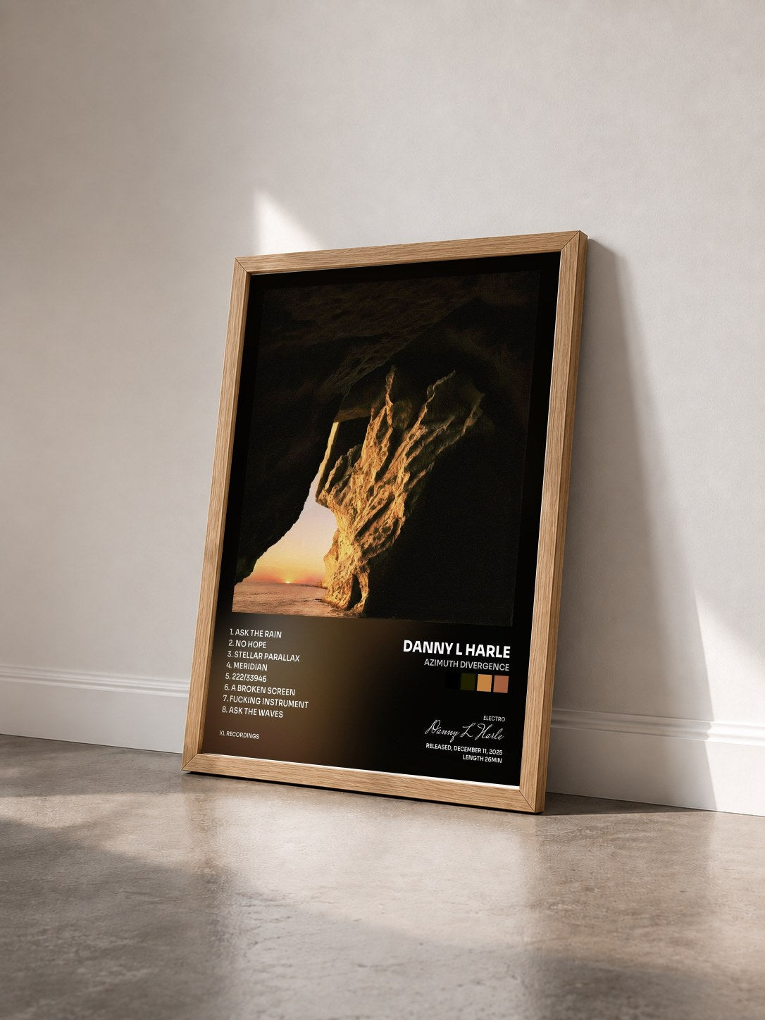 #bois Tableau de l'album Azimuth Divergence de Danny L Harle vu de trois quarts, cadre en bois brut