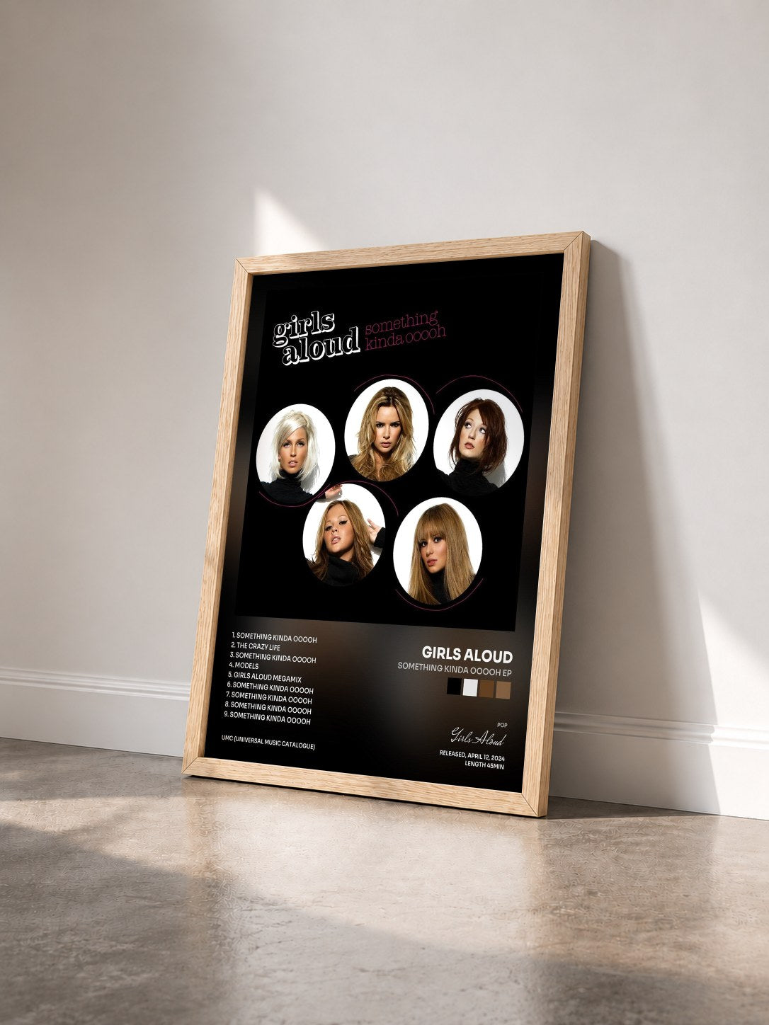 #bois Tableau de l'album Something Kinda Ooooh EP de Girls Aloud vu de trois quarts, cadre en bois brut