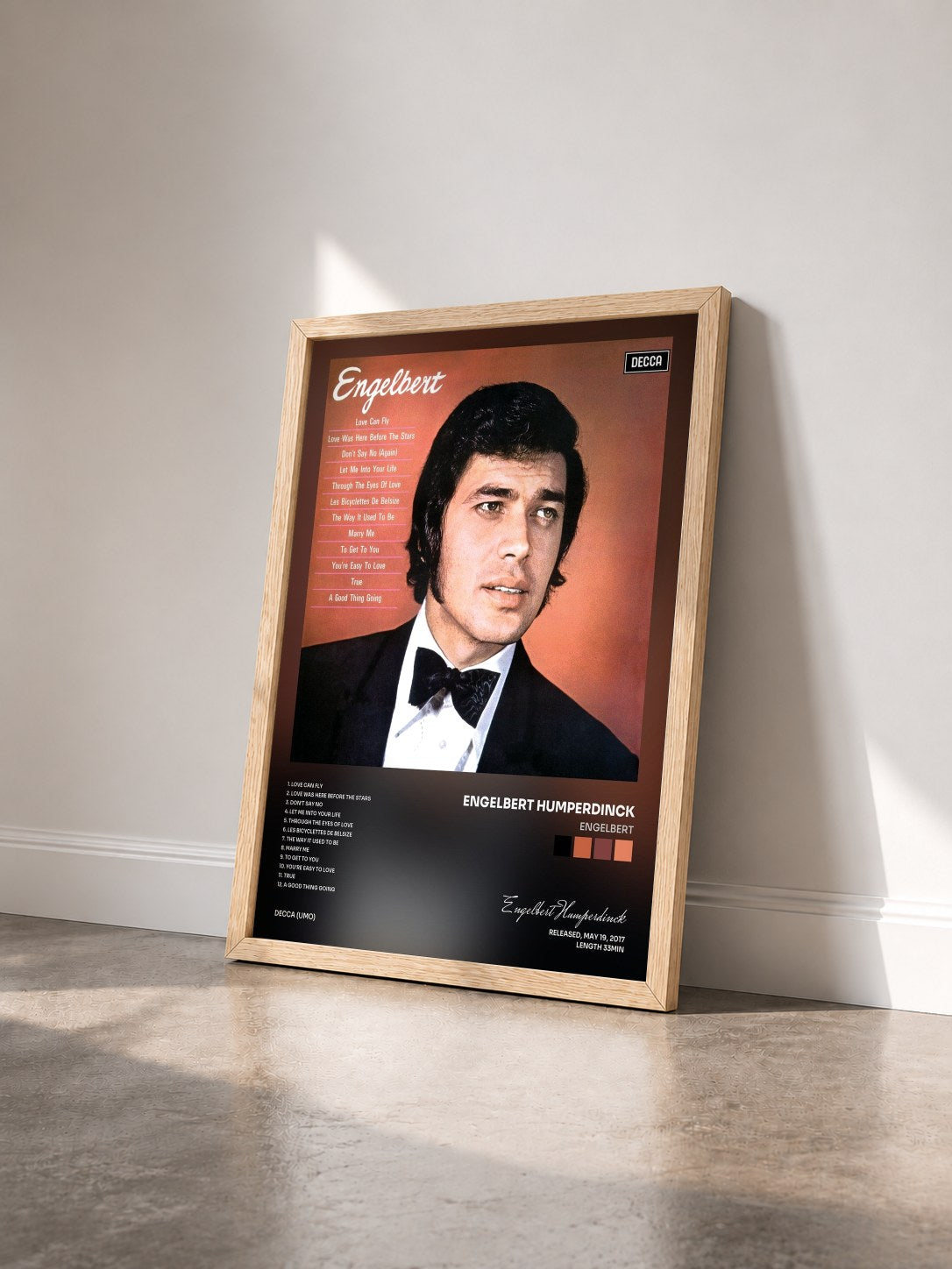 #bois Tableau de l'album Engelbert de Engelbert Humperdinck vu de trois quarts, cadre en bois brut