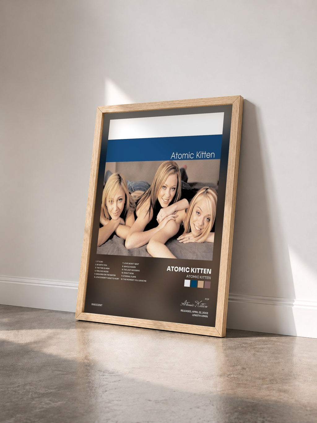 #bois Tableau de l'album Atomic Kitten de Atomic Kitten vu de trois quarts, cadre en bois brut