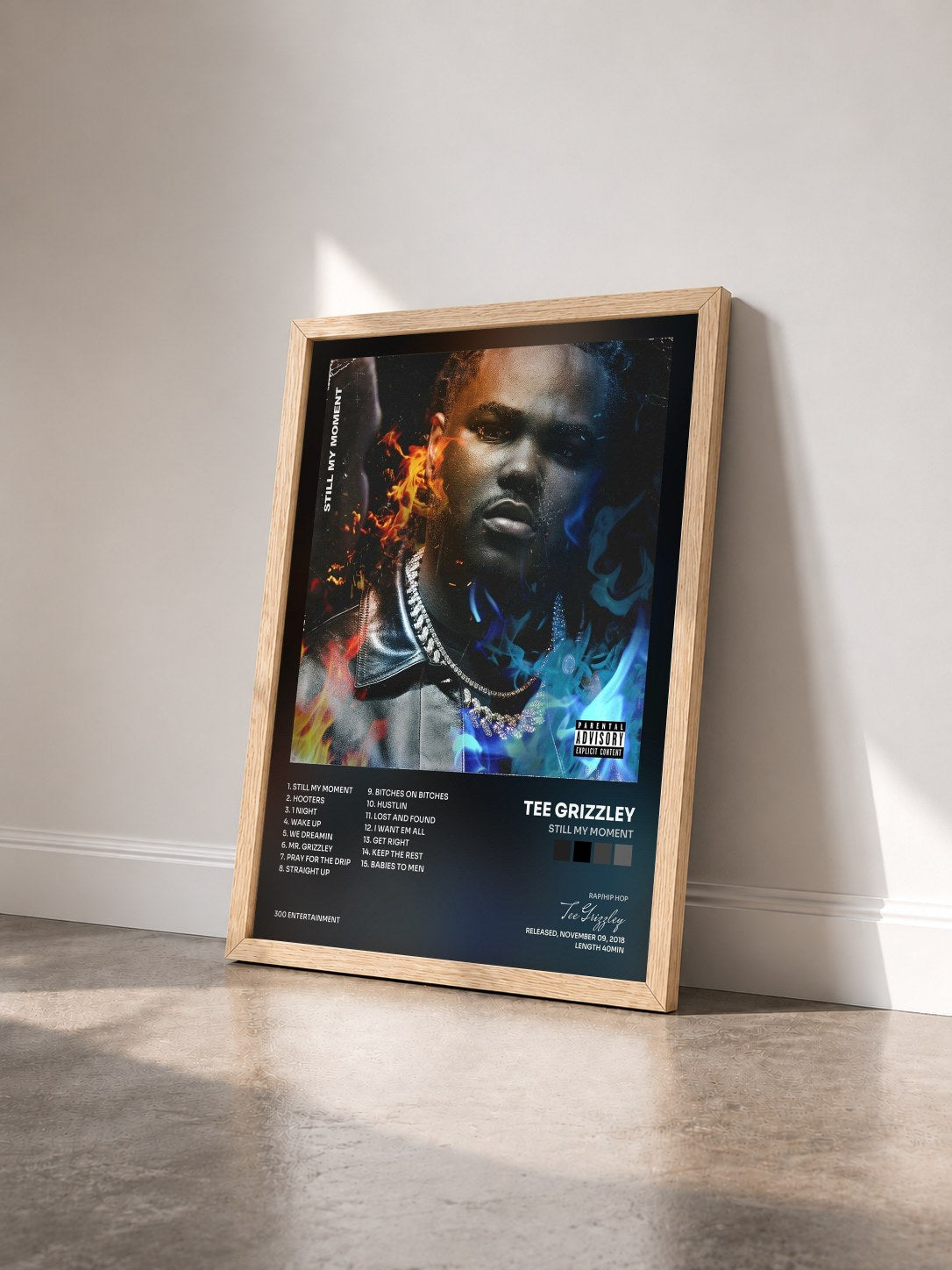 #bois Tableau de l'album Still My Moment de Tee Grizzley vu de trois quarts, cadre en bois brut