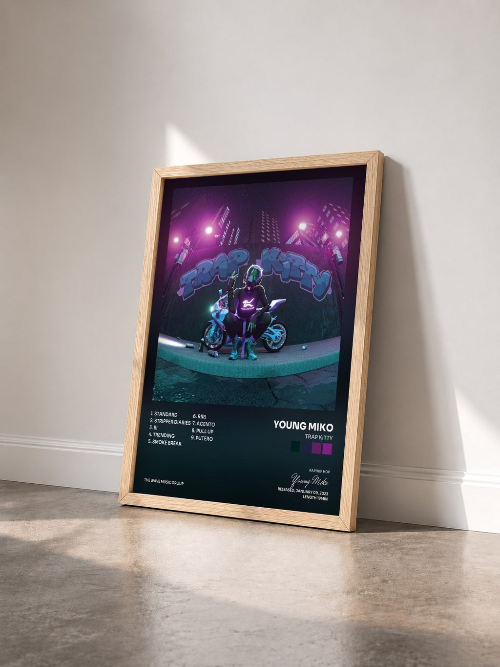 #bois Tableau de l'album TRAP KITTY de Young Miko vu de trois quarts, cadre en bois brut