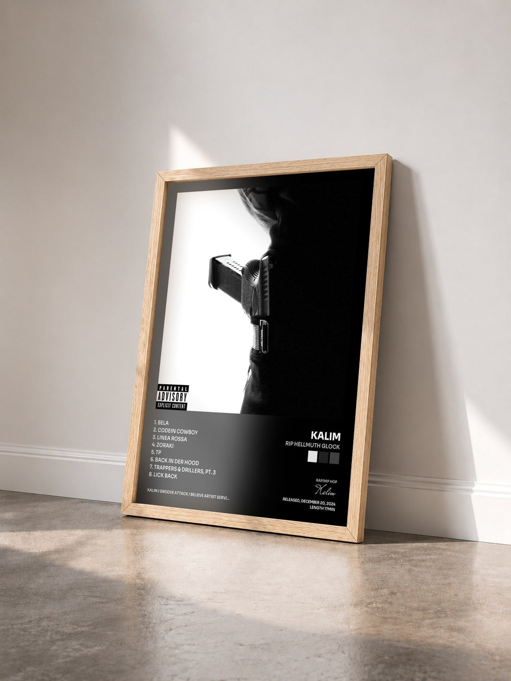 #bois Tableau de l'album RIP HELLMUTH GLOCK de Kalim vu de trois quarts, cadre en bois brut