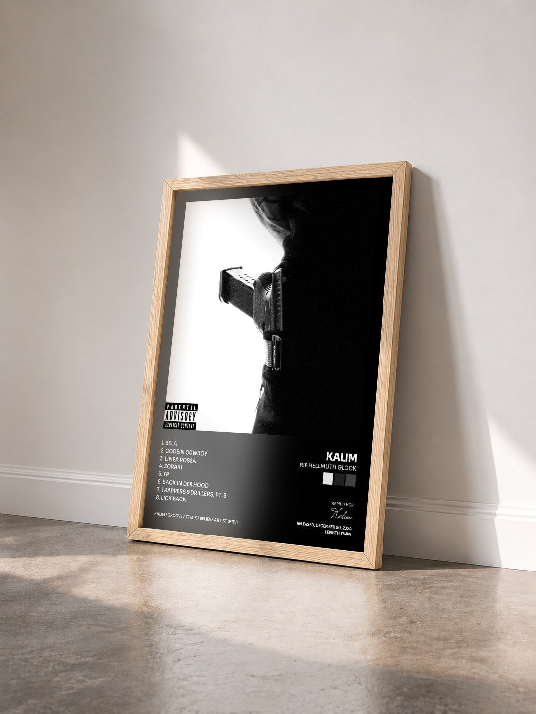 #bois Tableau de l'album RIP HELLMUTH GLOCK de Kalim vu de trois quarts, cadre en bois brut
