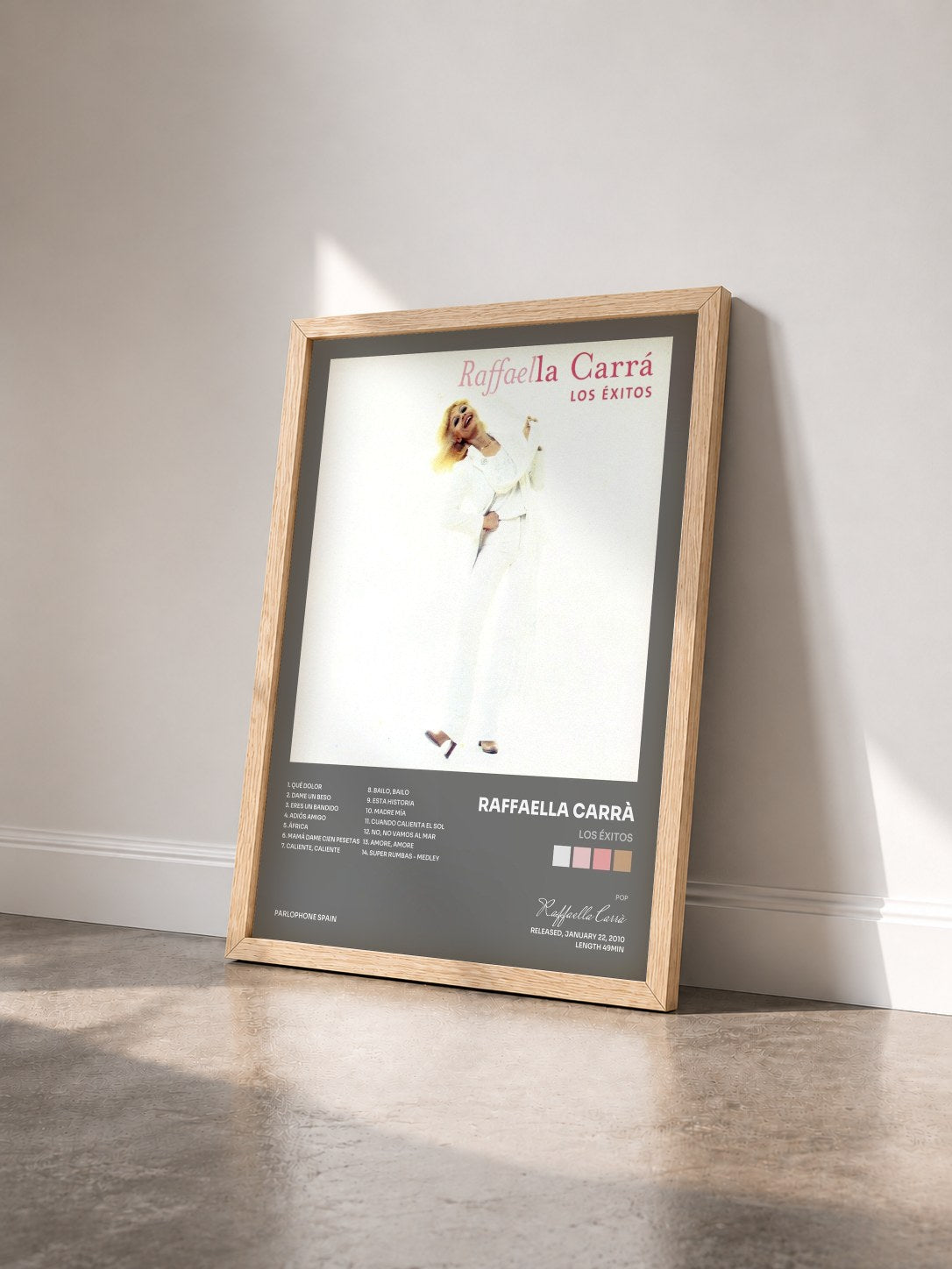 #bois Tableau de l'album Los éxitos de Raffaella Carrà vu de trois quarts, cadre en bois brut