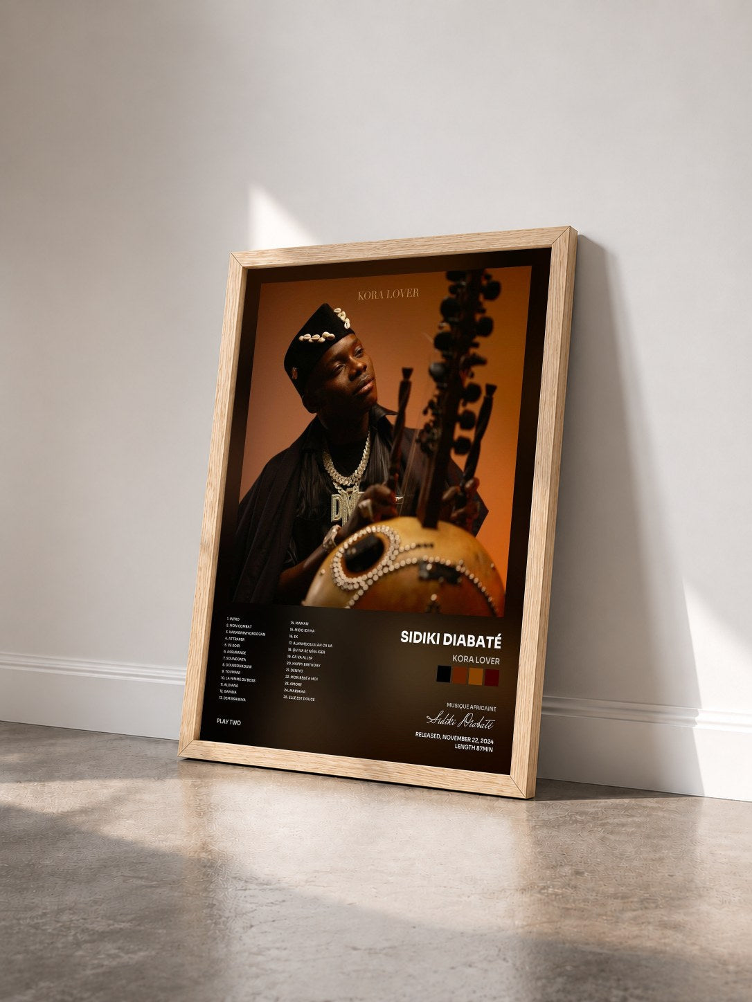 #bois Tableau de l'album Kora Lover de Sidiki Diabaté vu de trois quarts, cadre en bois brut