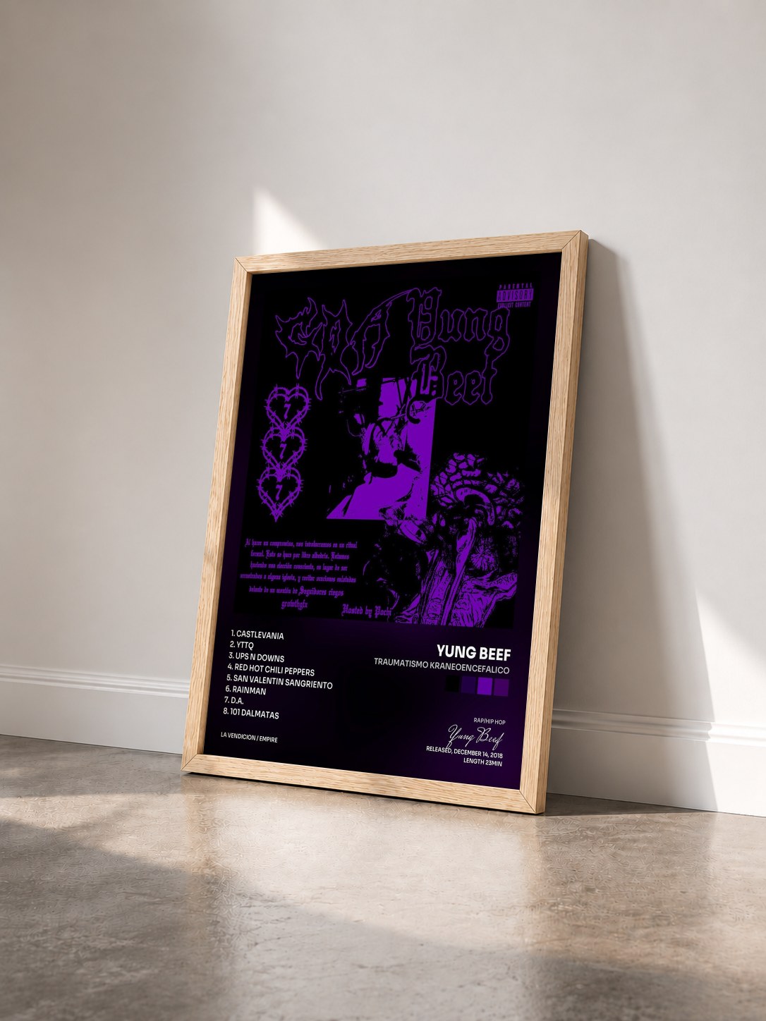 #bois Tableau de l'album Traumatismo Kraneoencefalico de Yung Beef vu de trois quarts, cadre en bois brut