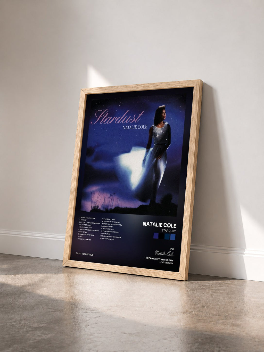 #bois Tableau de l'album Stardust de Natalie Cole vu de trois quarts, cadre en bois brut
